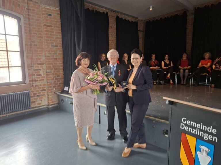 Professor Dieter Geuenich mit seiner Frau Irene (links) und Ministerin Marion Gentges.