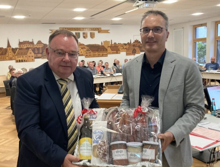 Teningens scheidender Bürgermeister Hagenacker leitete seine letzte Sitzung
