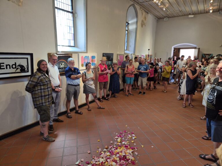 „Nachrichten zum Nachdenken senden“ „Keep it real – Original Streetart in der Kapelle“: Ausstellung voller starker Botschaften eröffnet