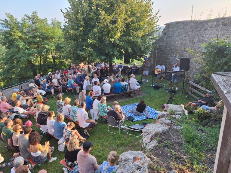 Auf der Burg Landeck servierten Rhinwaldsounds „Schorli Wiss-Sür“