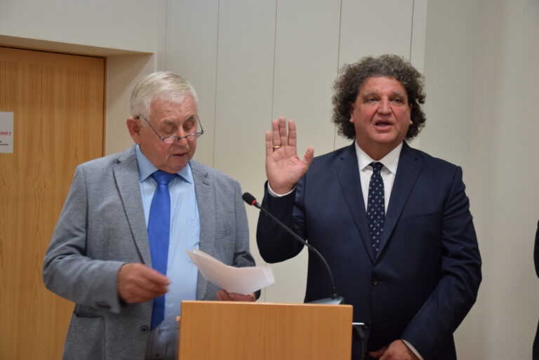 Teningens neuer Bürgermeister Berthold Schuler nun offiziell im Amt