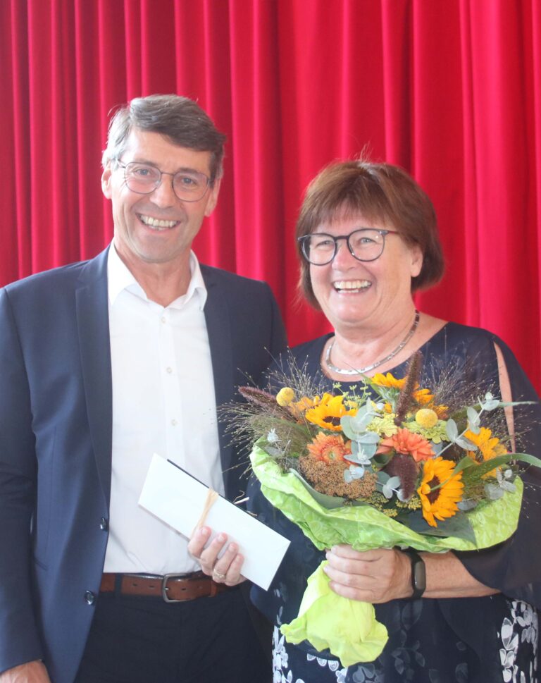 Monika Winterhalder wird von Bürgermeister Bruno Metz mit Blumenstrauß verabschiedet – Verabschiedung Grundschule Altdorf.