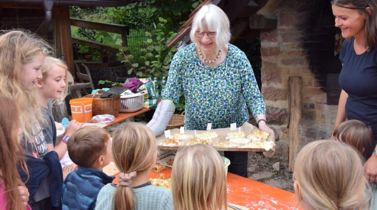 Apfelmost trotten, Brot backen und Schlämbegüz vespern