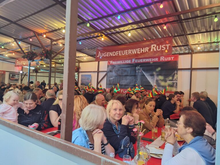 Blick auf die bunten Stände und Gäste beim 50. Ruster Straßenfest