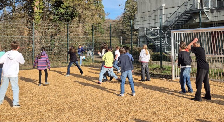 Hackschnitzel statt Hartgummi: Der Bolzplatz neben dem GGE ist wieder offen