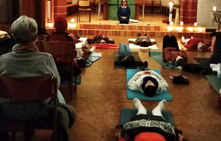 Sonnengrüße im Sakralraum: In Sexau wurde beim Gottesdienst Yoga gemacht