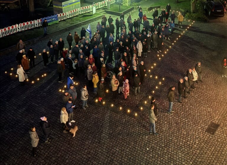 Gedenken an das Novemberpogrom: 80 Emmendinger stellten sich in die Umrisse der einstigen Synagoge