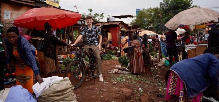 Auf zwei Rädern voneinander lernen: 23-jähriger Mundinger Paul Baier leistet Entwicklungshilfe in Uganda