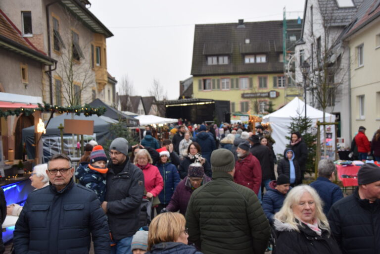 Glühwein, Selbstgebasteltes und lebendige Krippe: Teninger Weihnachtsmarkt bot eine Auszeit vom Adventsstress