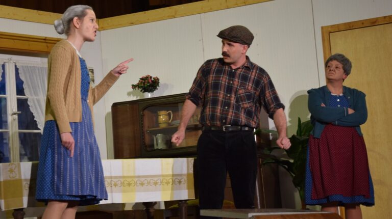 Theater im Freiämter Sängerheim: Mit „Moschus-Brudal“ gegen die weibliche Dominanz