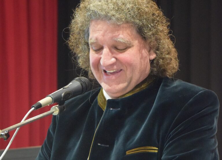 Berthold Schuler führt als Bürgermeister erstmals durch den Teninger Neujahrsempfang