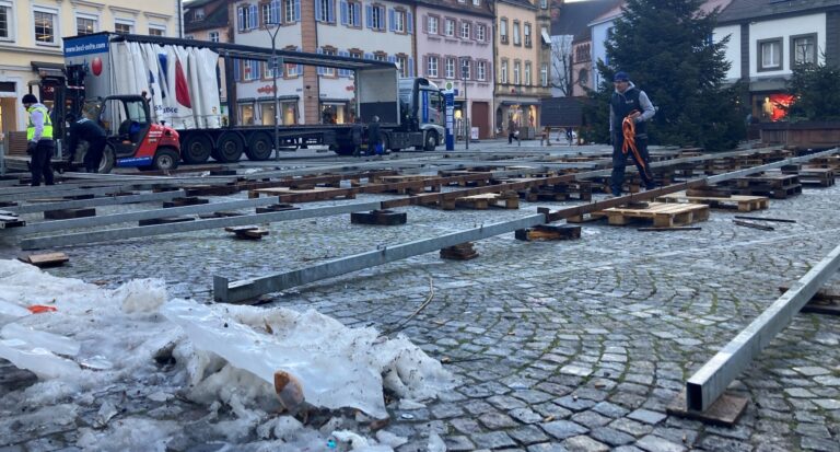 Eiszeit vorbei: Emmendingens Schlittschuhbahn wurde am Freitag wieder abgebaut