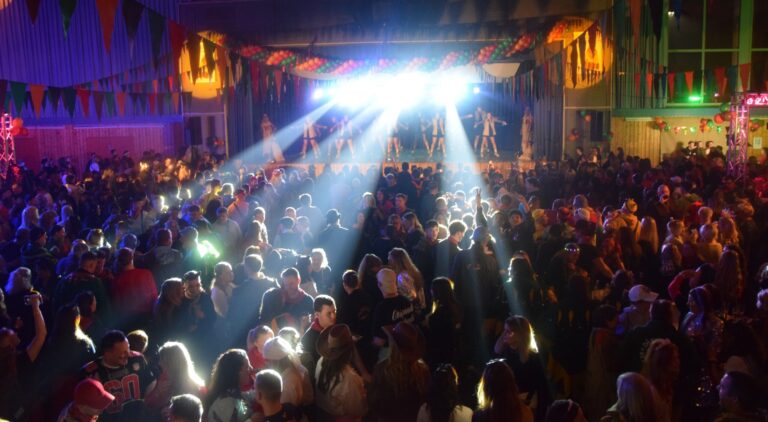 Handballfeld als Narren-Dancefloor: „Kindringer Ruäbsäck“ feierten Zunftabend in der ausverkauften Jahn-Halle