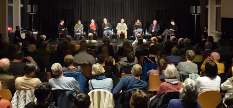 „Elefantenrunde“ in der VHS: Beim „Wahlforum“ saßen sechs Landtagskandidaten auf dem Podium