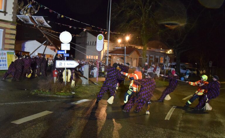 Hemdglunker, Straßenfasnet und ein glitschiger Narrenbaum: die Wurzelgeister trieben in Freiamt ihr Unwesen