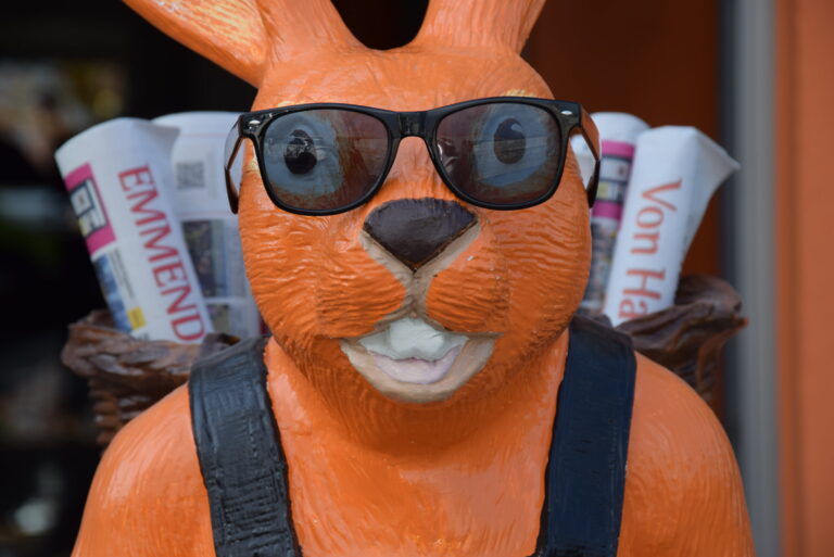 Bunte Hasen in den Schaufenstern: Gewerbeverein lädt wieder zum „Emmendinger Familien-Ostersuchspiel“ ein