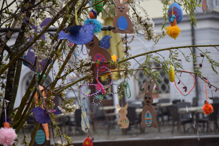 Wahrzeichen im Ostergewand: Grundschulkinder schmücken den Stockbrunnen auf dem Marktplatz