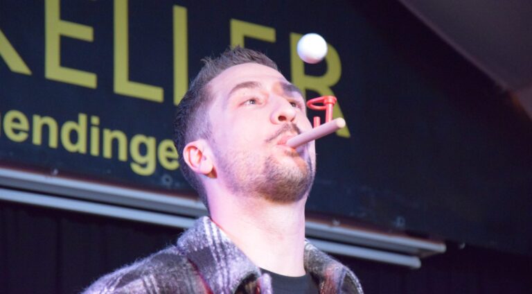 Nachrücker holt Nadel: Zauberer Igor Dukadinovic aus Villingen gewann am Wochenende den Kleinkunstpreis