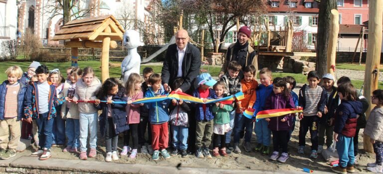 „Das kleine Gespenst“ als Pate: Auf dem Emmendinger Schlossplatz ist ein neuer Spielplatz eröffnet worden