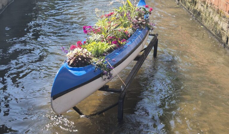 Fundstück wird zum „Bächlekajak“: Im Mühlbach schwimmt seit letzte Woche ein bunt bepflanztes Schiffchen