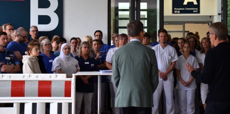 Stehblockade vor dem Eingang: Mitarbeiter des Kreiskrankenhauses wehren sich gegen das Beitragsstabilisierungsgesetz