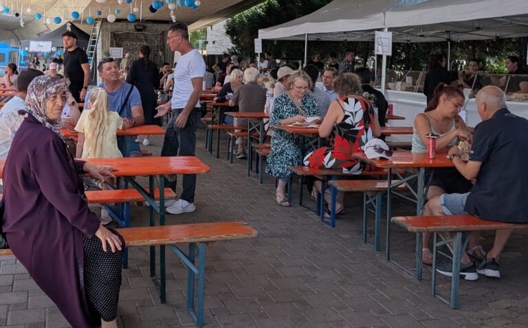 Mantl, Gözleme und Mokka aus dem Sandbad: beim Türkischen Kulturfest gab es Begegnungen am Büffet