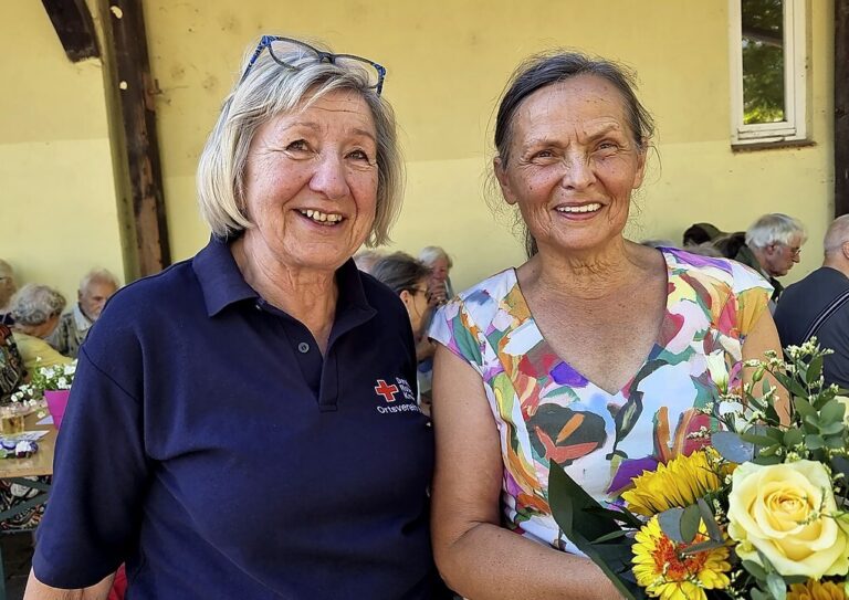 Roswitha Heitzler dankte Hanna Krause beim Gutshofhock in Umkirch für die Leitung der Seniorentanzgruppe.