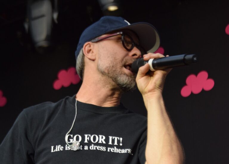 Ich lass Konfetti für Dich regnen! Mark Forster verwandelte den Schlossplatz am Freitag in ein buntes Tollhaus