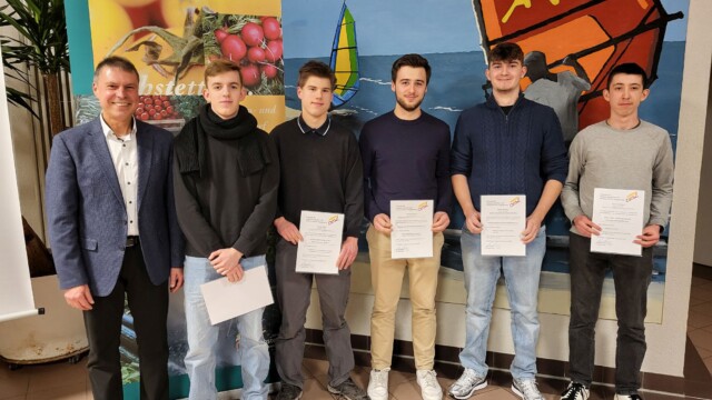 Ehrenamtlich engagierte junge Eichstetter wurden mit Urkunden ausgezeichnet.